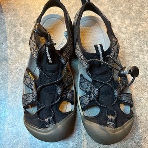 KEEN WOMEN’S SANDALS Size 8